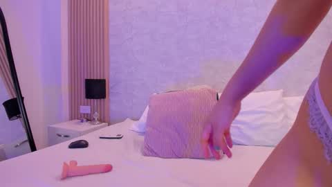 Snapshot of naomycollins__ chatting on 11-12-25, 02:39 NAOMY online show from 11-12-25, 02:39