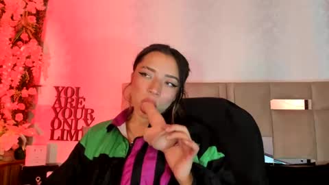 Snapshot of natacha_black00 chatting on 02-23-25, 01:13 Natacha black online show from 02-23-25, 01:13