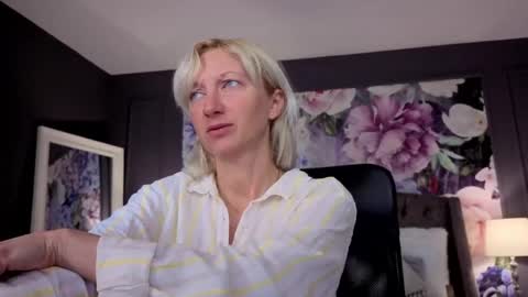 Snapshot of natalie_bitton chatting on 06-05-26, 06:42 Natalie online show from 06-05-26, 06:42