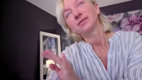 Snapshot of natalie_bitton chatting on 06-06-26, 05:12 Natalie online show from 06-06-26, 05:12