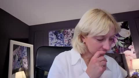 Snapshot of natalie_bitton chatting on 06-08-26, 05:08 Natalie online show from 06-08-26, 05:08