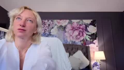 Snapshot of natalie_bitton chatting on 06-11-26, 07:28 Natalie online show from 06-11-26, 07:28