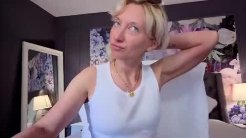 Snapshot of natalie_bitton chatting on 06-13-26, 11:30 Natalie online show from 06-13-26, 11:30