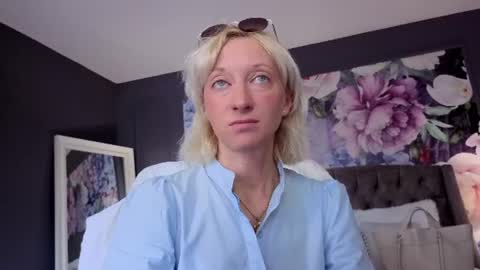 Snapshot of natalie_bitton chatting on 06-15-26, 06:59 Natalie online show from 06-15-26, 06:59