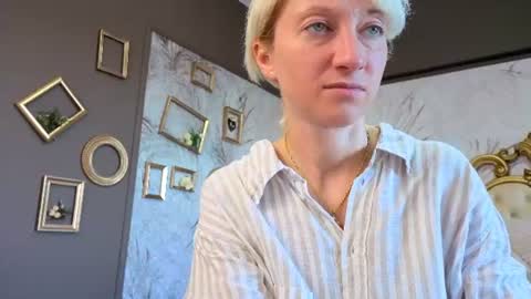 Snapshot of natalie_bitton chatting on 06-17-26, 05:43 Natalie online show from 06-17-26, 05:43