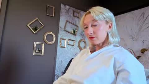 Snapshot of natalie_bitton chatting on 06-18-26, 01:59 Natalie online show from 06-18-26, 01:59