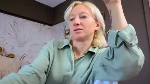 Snapshot of natalie_bitton chatting on 06-23-26, 06:33 Natalie online show from 06-23-26, 06:33