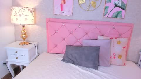 Snapshot of natalie_fox__ chatting on 06-20-26, 11:24 Naty online show from 06-20-26, 11:24