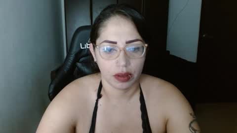 Snapshot of natashasmithe chatting on 02-13-25, 12:32 Natasha Smithe online show from 02-13-25, 12:32