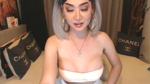 Snapshot of nathaliehuges chatting on 10-22-25, 07:41 Goddess Nathalie online show from 10-22-25, 07:41