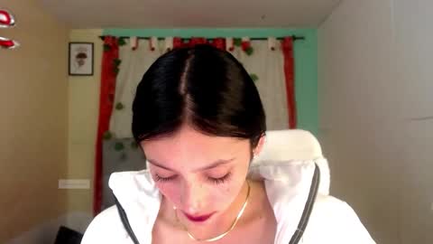 Snapshot of nathaly_blue chatting on 12-17-25, 01:33 nathaly_blue online show from 12-17-25, 01:33