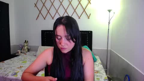 Snapshot of naughtygirl_mmm chatting on 10-15-25, 08:31 Valeria online show from 10-15-25, 08:31