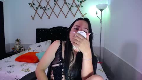 Snapshot of naughtygirl_mmm chatting on 11-17-25, 08:14 Valeria online show from 11-17-25, 08:14