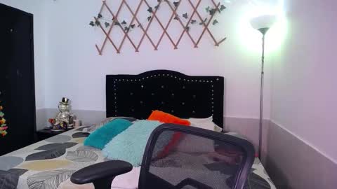 Snapshot of naughtygirl_mmm chatting on 11-26-25, 06:09 Valeria online show from 11-26-25, 06:09