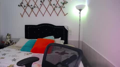 Snapshot of naughtygirl_mmm chatting on 12-22-25, 07:33 Valeria online show from 12-22-25, 07:33