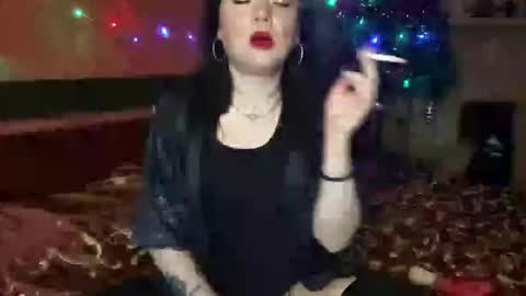 Snapshot of naughtyhousewifexx chatting on 12-24-24, 07:00 housewife Eva online show from 12-24-24, 07:00