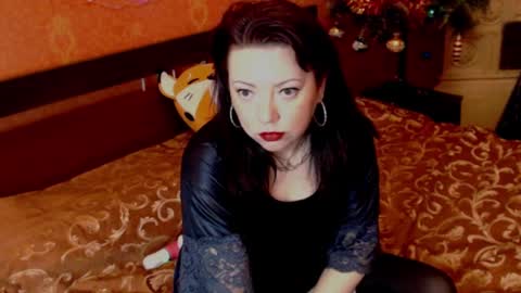 Snapshot of naughtyhousewifexx chatting on 12-25-24, 05:48 housewife Eva online show from 12-25-24, 05:48