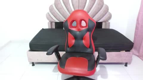 Snapshot of naya_fox1 chatting on 12-23-25, 01:03 naya_fox1 online show from 12-23-25, 01:03