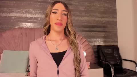 Snapshot of nayla_monroee chatting on 07-01-26, 08:41 Nayla online show from 07-01-26, 08:41