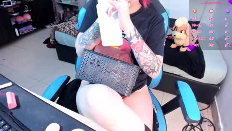 Snapshot of neeko_lol_ chatting on 09-20-25, 07:09 Geek Nicole im Neeko UwU online show from 09-20-25, 07:09