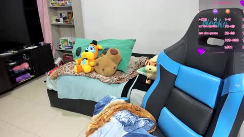 Snapshot of neeko_lol_ chatting on 10-19-25, 05:13 Geek Nicole im Neeko UwU online show from 10-19-25, 05:13