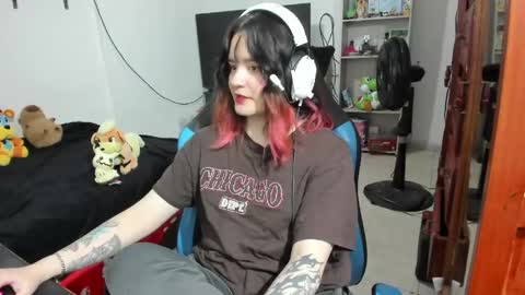Snapshot of neeko_lol_ chatting on 04-18-26, 07:07 Geek Nicole im Neeko UwU online show from 04-18-26, 07:07