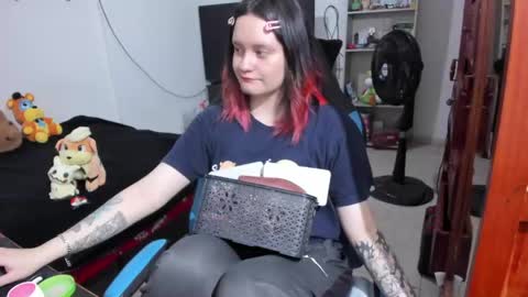 Snapshot of neeko_lol_ chatting on 04-19-26, 12:26 Geek Nicole im Neeko UwU online show from 04-19-26, 12:26