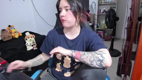 Snapshot of neeko_lol_ chatting on 04-19-26, 06:10 Geek Nicole im Neeko UwU online show from 04-19-26, 06:10