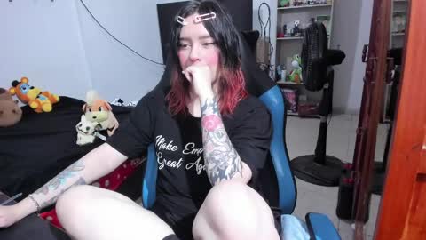 Snapshot of neeko_lol_ chatting on 04-25-26, 04:48 Geek Nicole im Neeko UwU online show from 04-25-26, 04:48