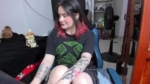 Snapshot of neeko_lol_ chatting on 04-26-26, 06:38 Geek Nicole im Neeko UwU online show from 04-26-26, 06:38