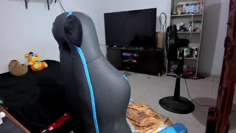 Snapshot of neeko_lol_ chatting on 05-20-26, 04:02 Geek Nicole im Neeko UwU online show from 05-20-26, 04:02