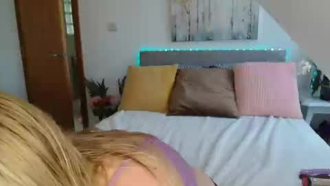 Snapshot of neighbournicole chatting on 07-01-26, 03:56 Birthday online show from 07-01-26, 03:56