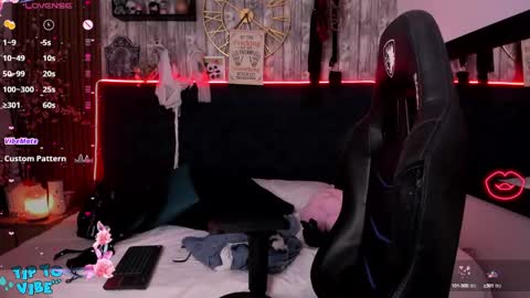 Snapshot of nekomisaki chatting on 03-05-25, 11:28 Miah online show from 03-05-25, 11:28