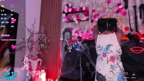 Snapshot of nekomisaki chatting on 10-11-25, 12:15 Miah online show from 10-11-25, 12:15