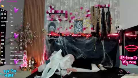 Snapshot of nekomisaki chatting on 10-17-25, 12:30 Miah online show from 10-17-25, 12:30