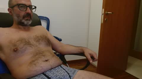 Snapshot of new_simi_74 chatting on 09-21-25, 04:03 simi online show from 09-21-25, 04:03