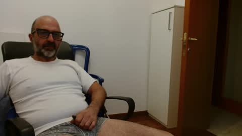 Snapshot of new_simi_74 chatting on 10-05-25, 04:33 simi online show from 10-05-25, 04:33