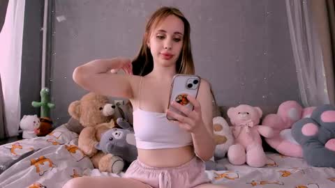 Snapshot of next__door chatting on 05-21-26, 07:59 Daria online show from 05-21-26, 07:59