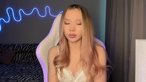 Mina online show from 03-05-25, 01:06