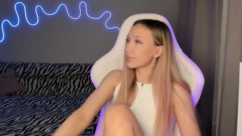 Mina online show from 03-07-25, 03:18