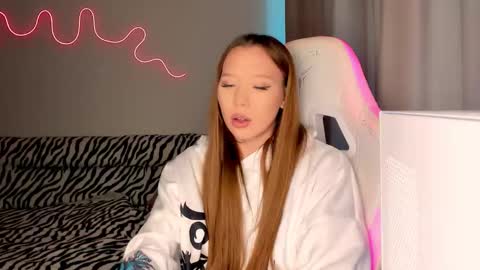 Mina online show from 09-10-25, 01:33