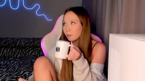 Mina online show from 09-19-25, 02:18