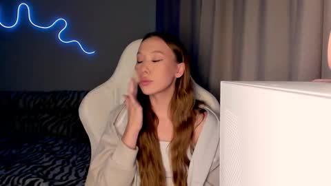 Mina online show from 10-22-25, 01:11