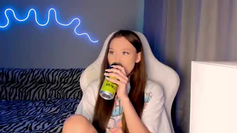 Mina online show from 10-27-25, 12:53