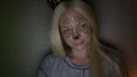 Snapshot of nicecolddrink2 chatting on 10-01-25, 01:55 Amber online show from 10-01-25, 01:55