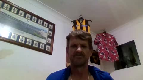 Snapshot of niceozziecockxxx chatting on 11-27-25, 05:20 Sexiishaine online show from 11-27-25, 05:20