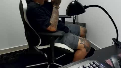 Snapshot of nicepussyandcock chatting on 11-01-25, 01:07 Camila And Steeven online show from 11-01-25, 01:07