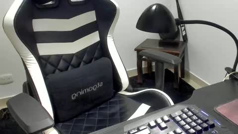 Snapshot of nicepussyandcock chatting on 11-25-25, 11:38 Camila And Steeven online show from 11-25-25, 11:38