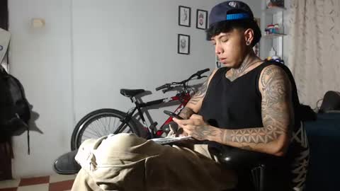 Snapshot of nickhot0609 chatting on 02-04-25, 04:05 Nickhot0609 online show from 02-04-25, 04:05