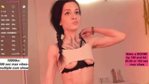 Snapshot of nickiii666 chatting on 10-29-25, 10:39 Karolina online show from 10-29-25, 10:39